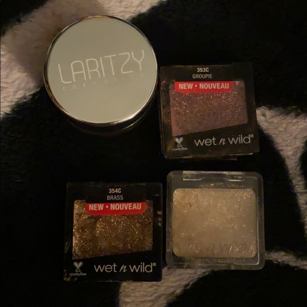 Eye cream glitters